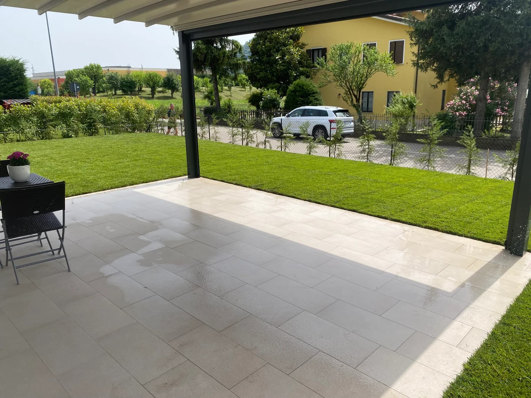 Prato verde e terrazza coperta, uno spazio esterno da vivere